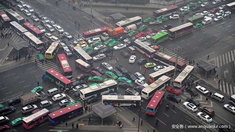  一辆恶意汽车即可堵塞美国“智能”街道路口