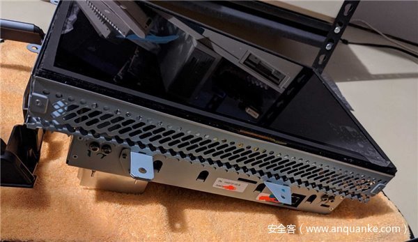 图：经过破坏的特斯拉媒体控制单元部件